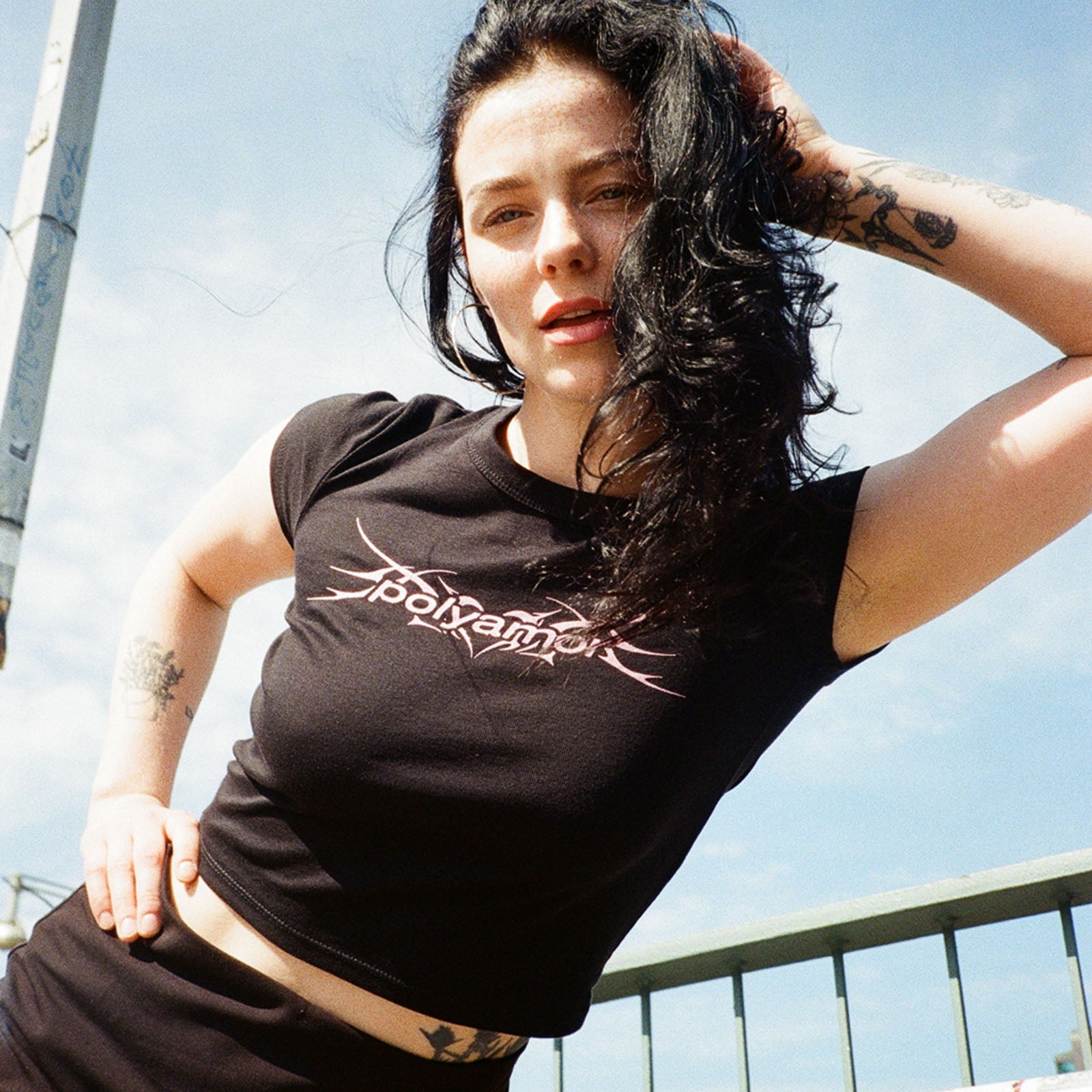 Schwarzes Crop Top Shirt mit pinkem Polyamor Logo – Streetwear vom Trance- und Bouncelabel Polyamor Berlin