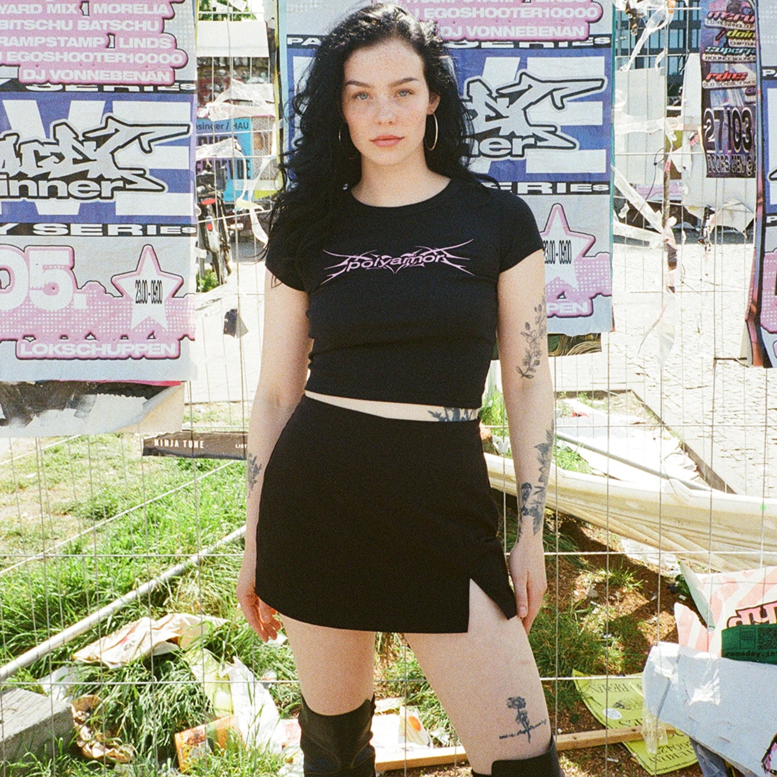 Schwarzes Crop Top Shirt mit pinkem Polyamor Logo – Streetwear vom Trance- und Bouncelabel Polyamor Berlin