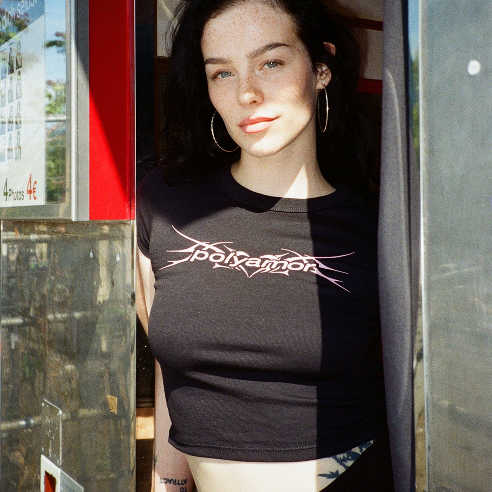 Schwarzes Crop Top Shirt mit pinkem Polyamor Logo – Streetwear vom Trance- und Bouncelabel Polyamor Berlin