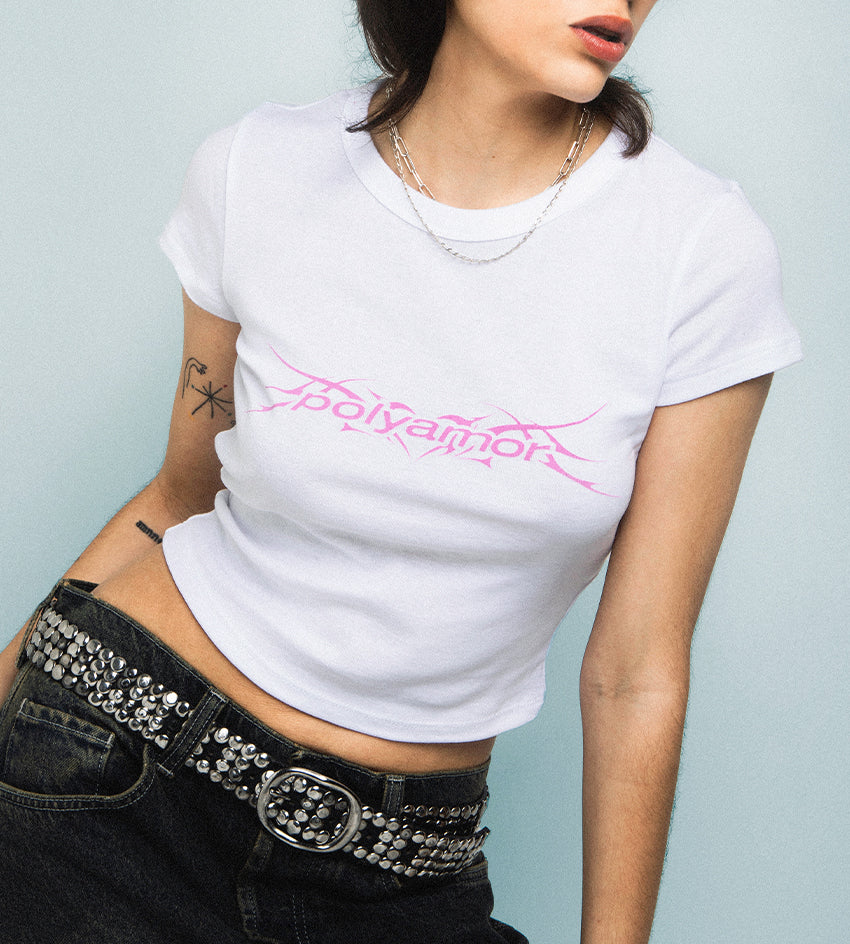 Weißes Crop Top Shirt mit pinkem Polyamor Logo – Streetwear vom Trance- und Bouncelabel Polyamor Berlin