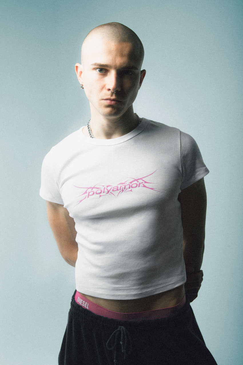 Weißes Crop Top Shirt mit pinkem Polyamor Logo – Streetwear vom Trance- und Bouncelabel Polyamor Berlin