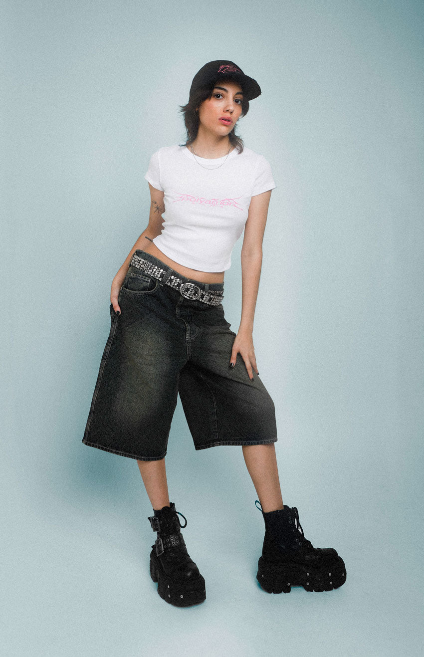 Weißes Crop Top Shirt mit pinkem Polyamor Logo – Streetwear vom Trance- und Bouncelabel Polyamor Berlin