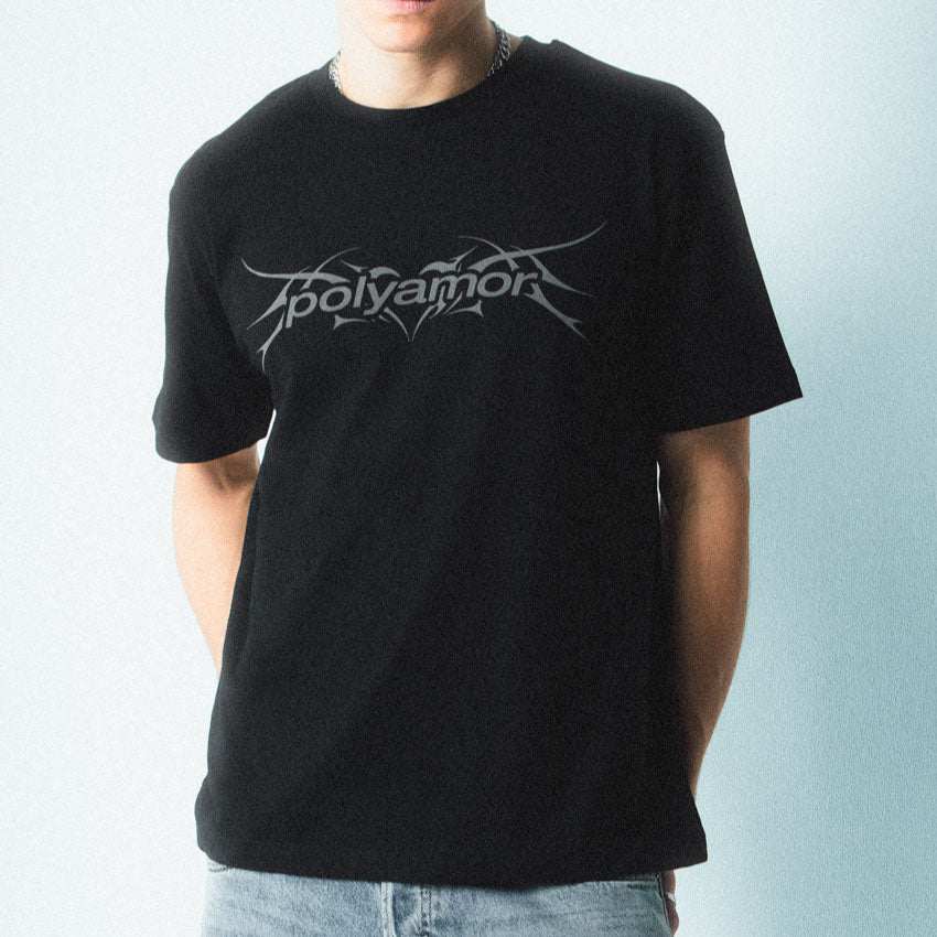Schwarzes Shirt mit weißem Polyamor Logo – Streetwear vom Trance- und Bouncelabel Polyamor Berlin