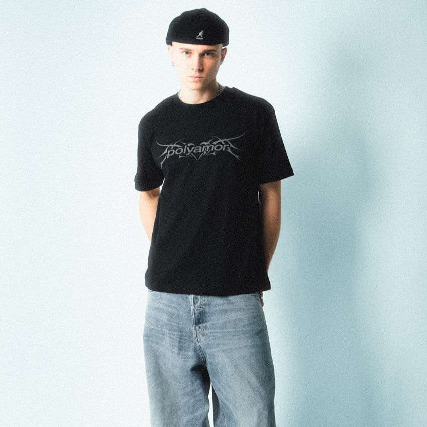 Schwarzes Shirt mit weißem Polyamor Logo – Streetwear vom Trance- und Bouncelabel Polyamor Berlin