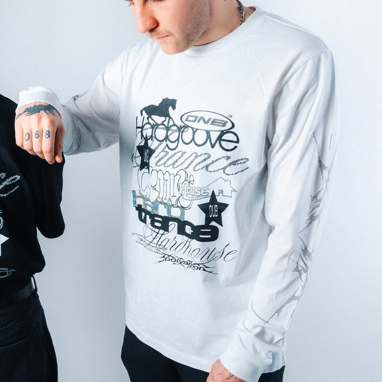 Weißes Shirt mit schwarzem Print und Polyamor Logo – Streetwear vom Trance- und Bouncelabel Polyamor Berlin