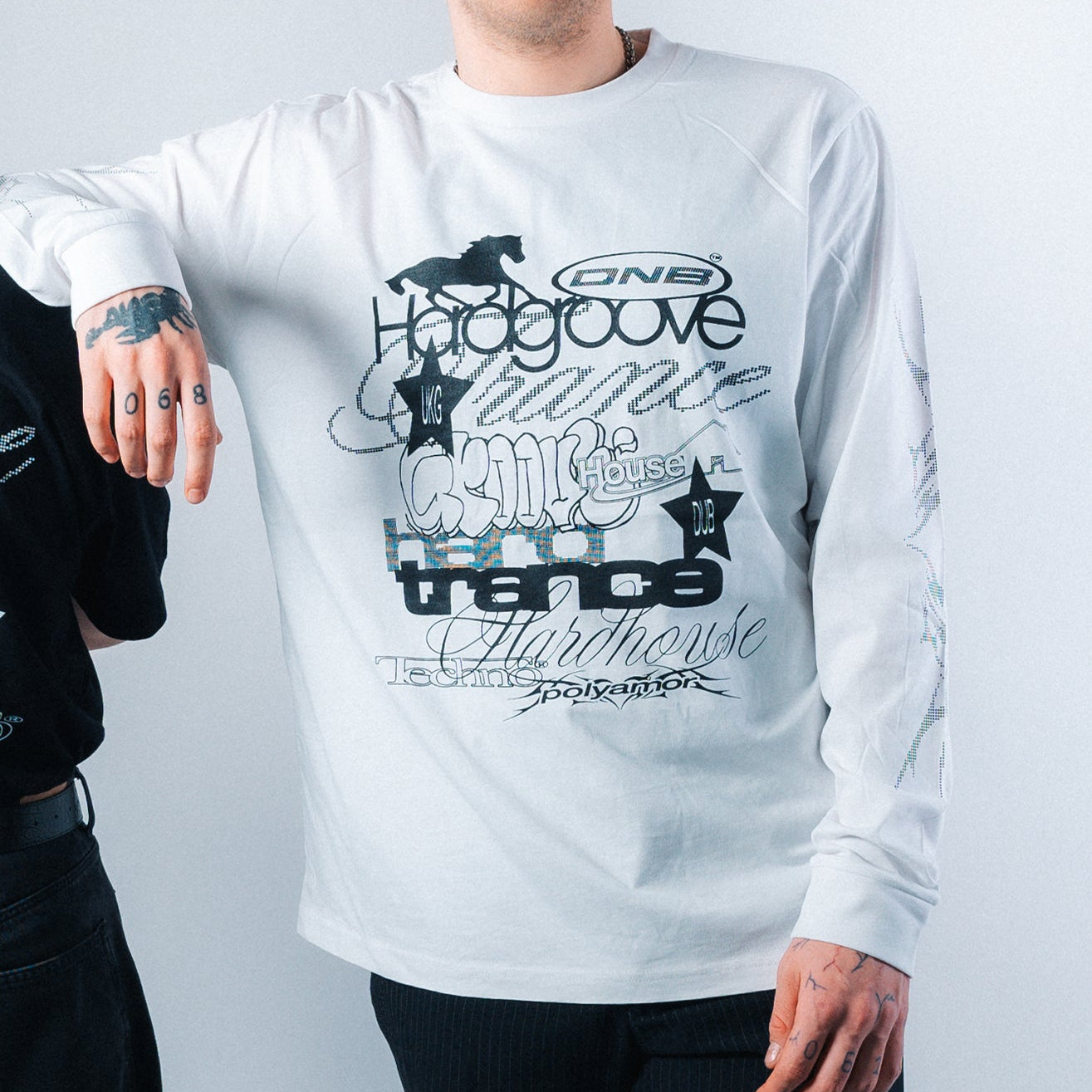 Weißes Shirt mit schwarzem Print und Polyamor Logo – Streetwear vom Trance- und Bouncelabel Polyamor Berlin