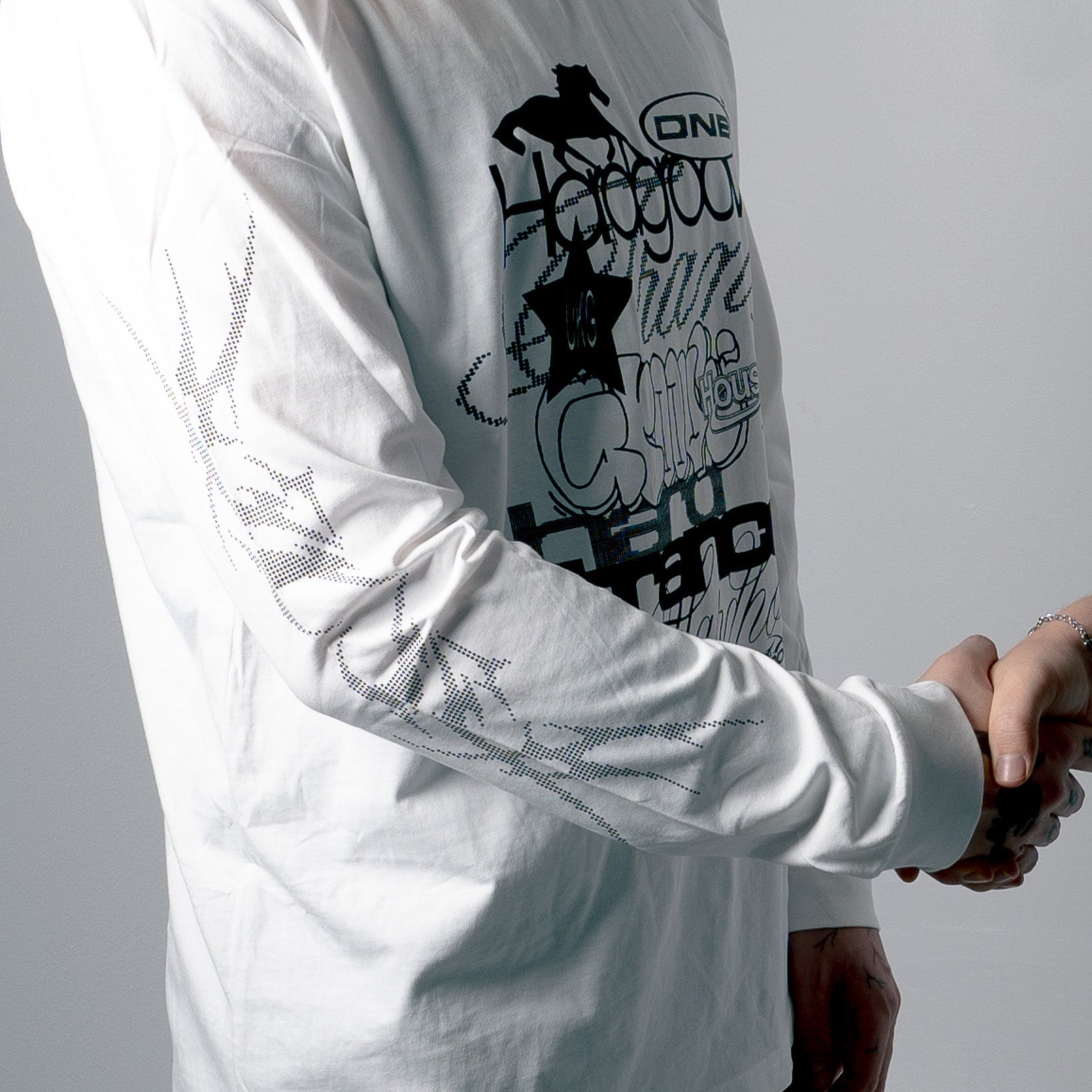 Weißes Shirt mit schwarzem Print und Polyamor Logo – Streetwear vom Trance- und Bouncelabel Polyamor Berlin