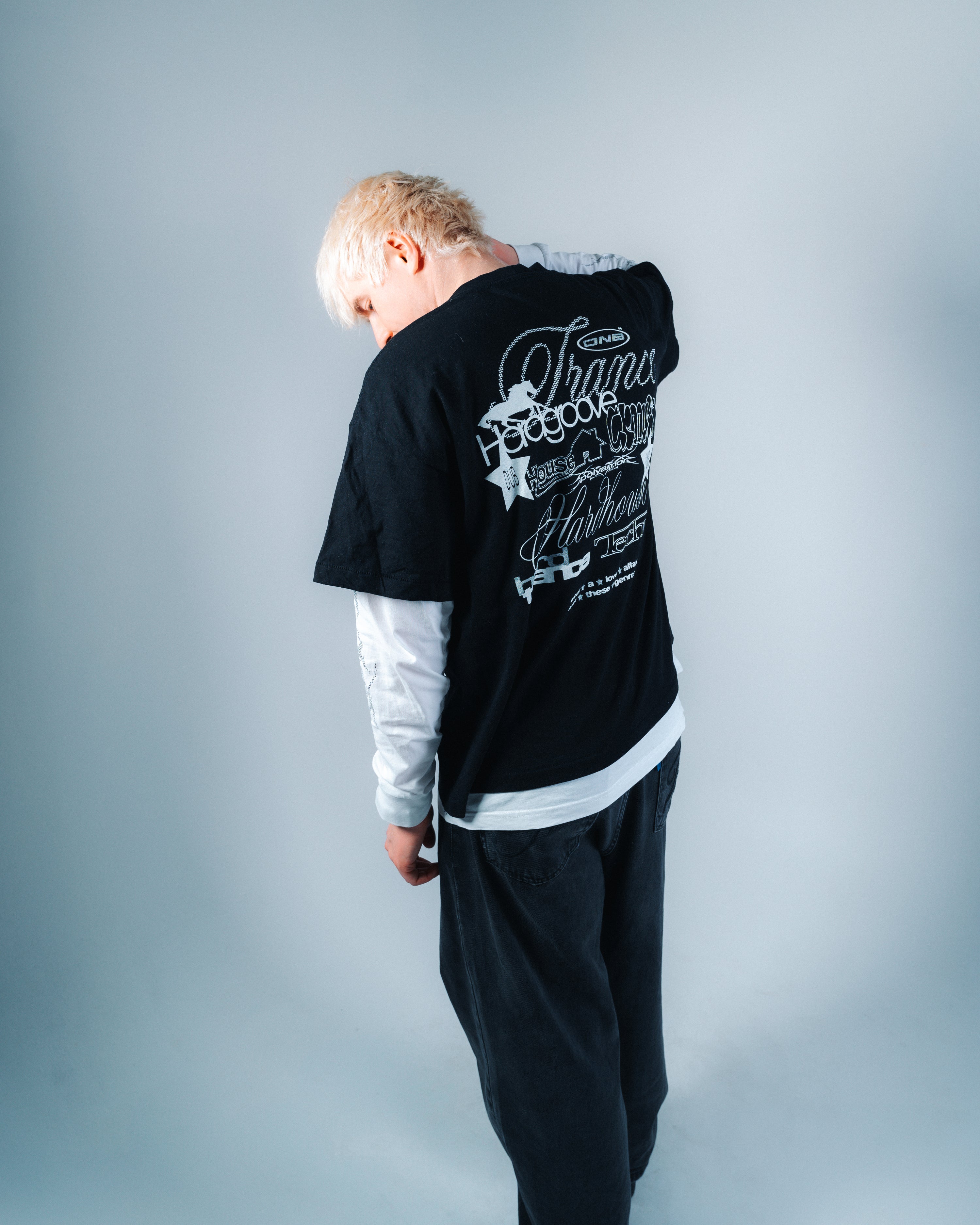 Schwarz-weißes Shirt mit Polyamor Logo – Streetwear vom Trance- und Bouncelabel Polyamor Berlin