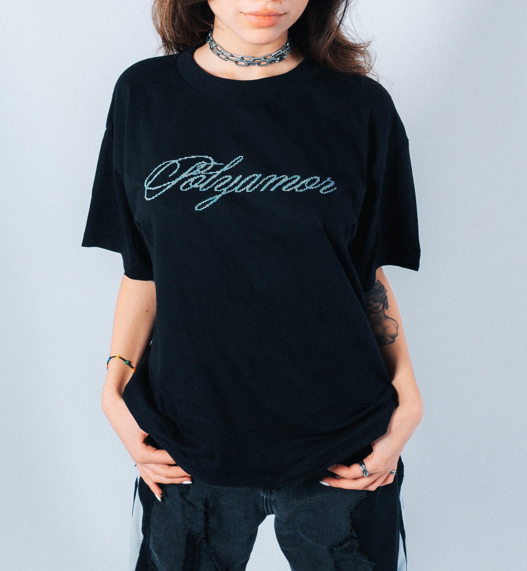 Schwarz-weißes Shirt mit Polyamor Logo – Streetwear vom Trance- und Bouncelabel Polyamor Berlin