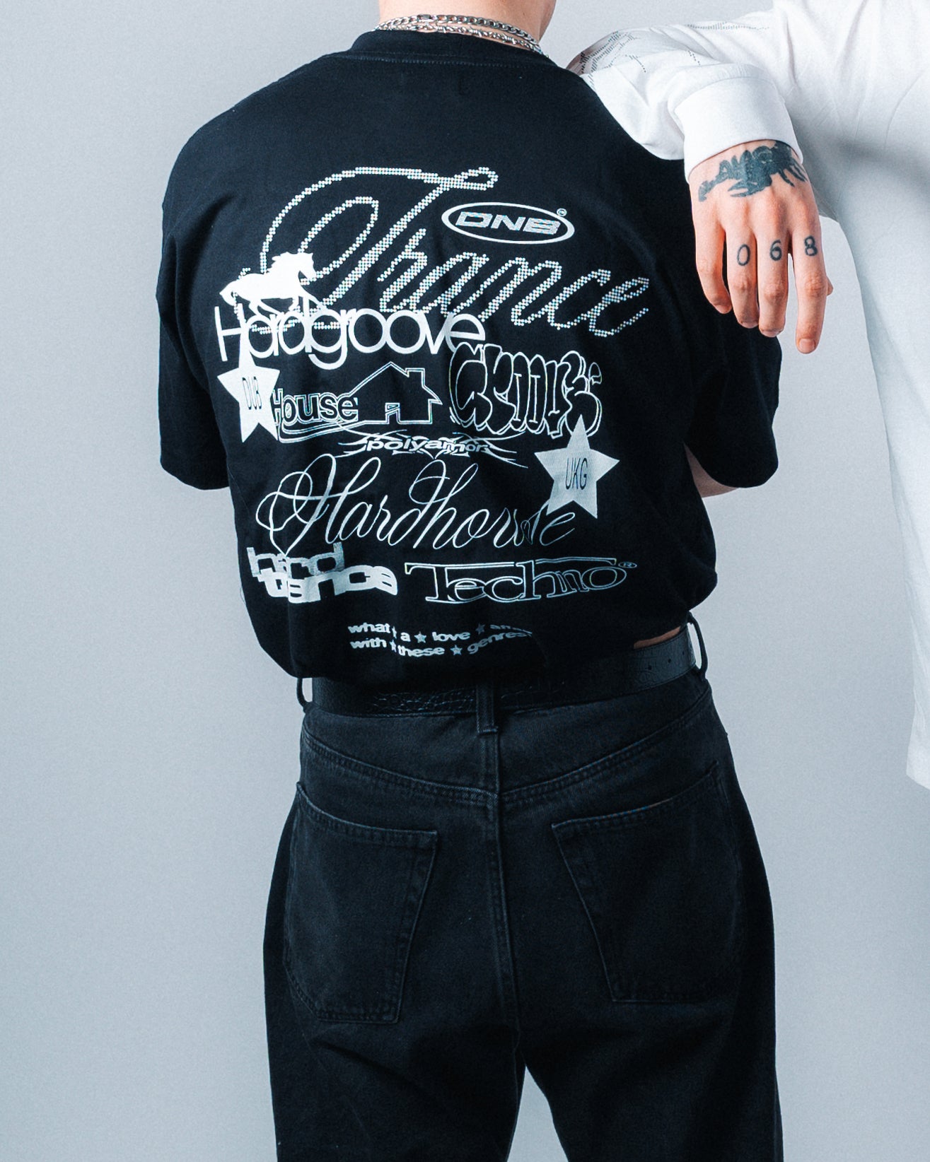 Schwarz-weißes Shirt mit Polyamor Logo – Streetwear vom Trance- und Bouncelabel Polyamor Berlin