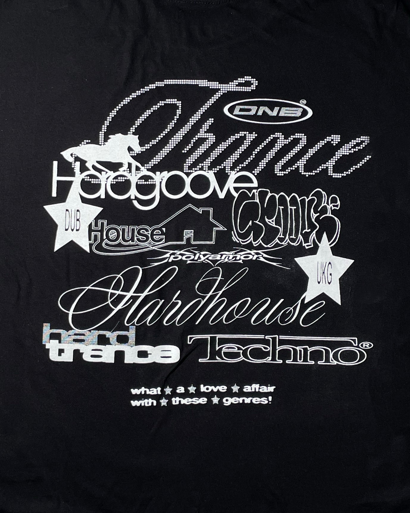 Schwarz-weißes Shirt mit Polyamor Logo – Streetwear vom Trance- und Bouncelabel Polyamor Berlin