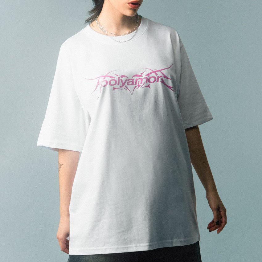 Weißes Shirt mit pinkem Polyamor Logo – Streetwear vom Trance- und Bouncelabel Polyamor Berlin