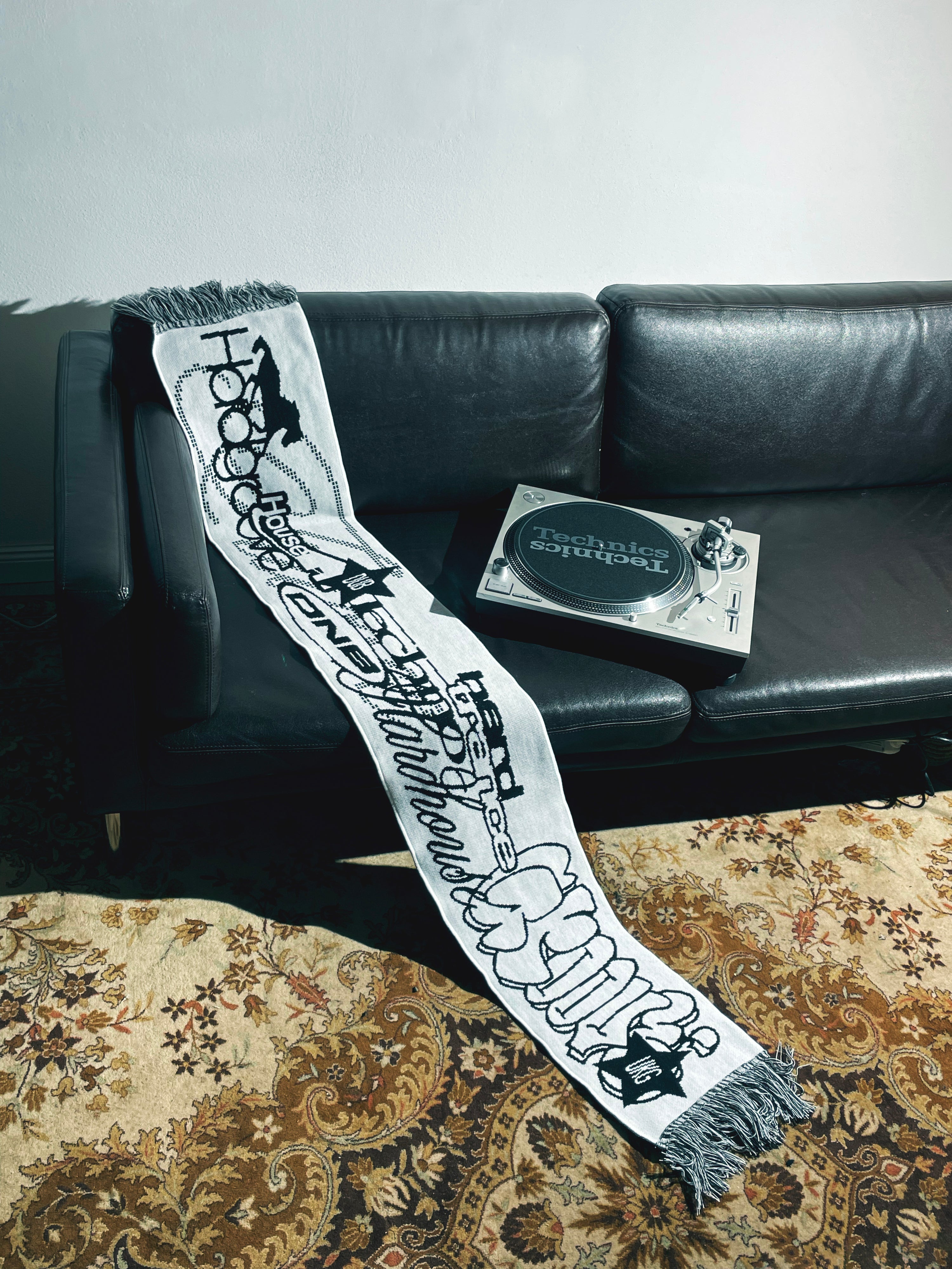 Schwarz-weißer Schal mit Polyamor-Logo – Streetwear vom Trance- und Bounce-Label Polyamor Berlin