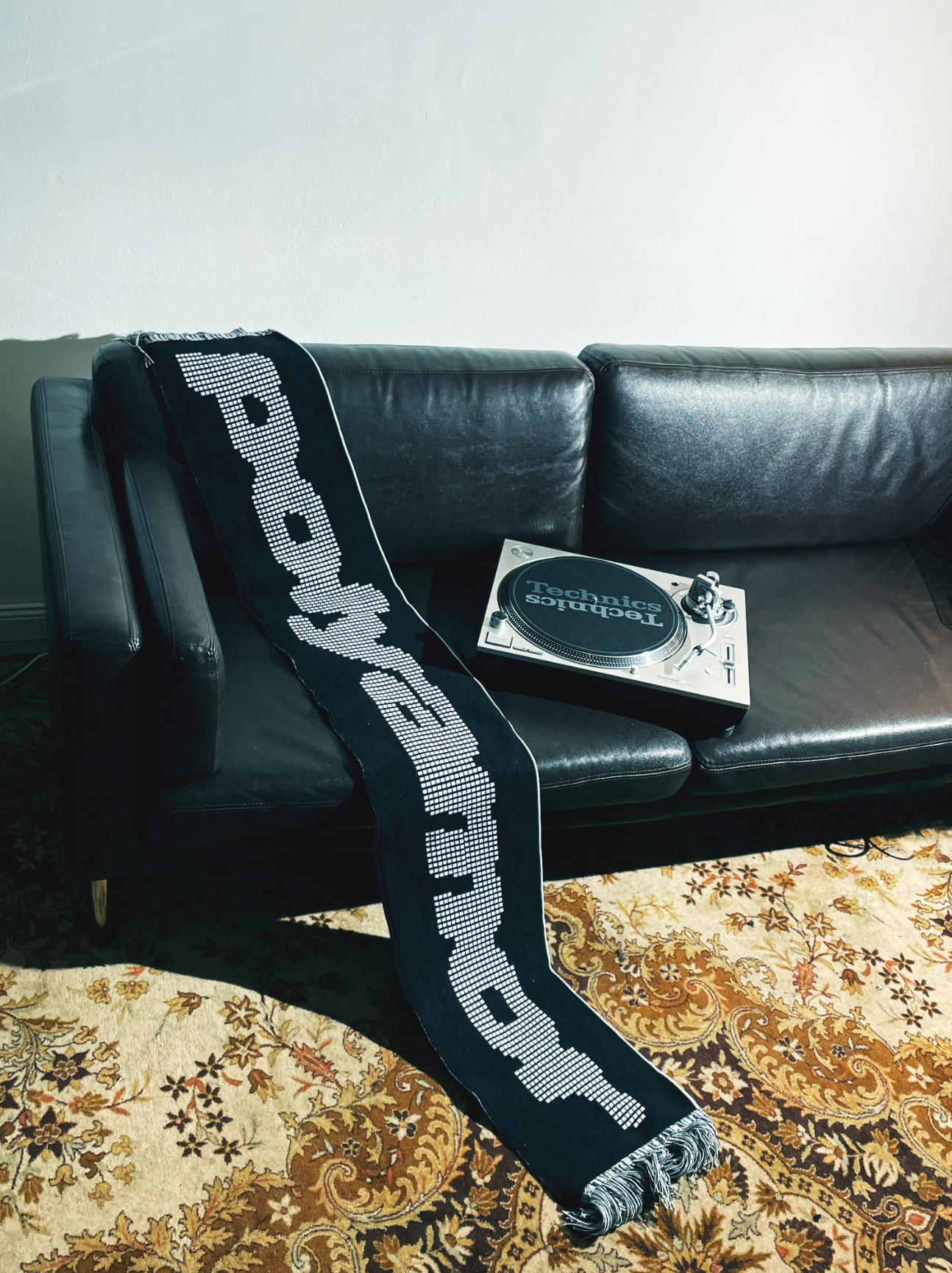 Schwarz-weißer Schal mit Polyamor-Logo – Streetwear vom Trance- und Bounce-Label Polyamor Berlin