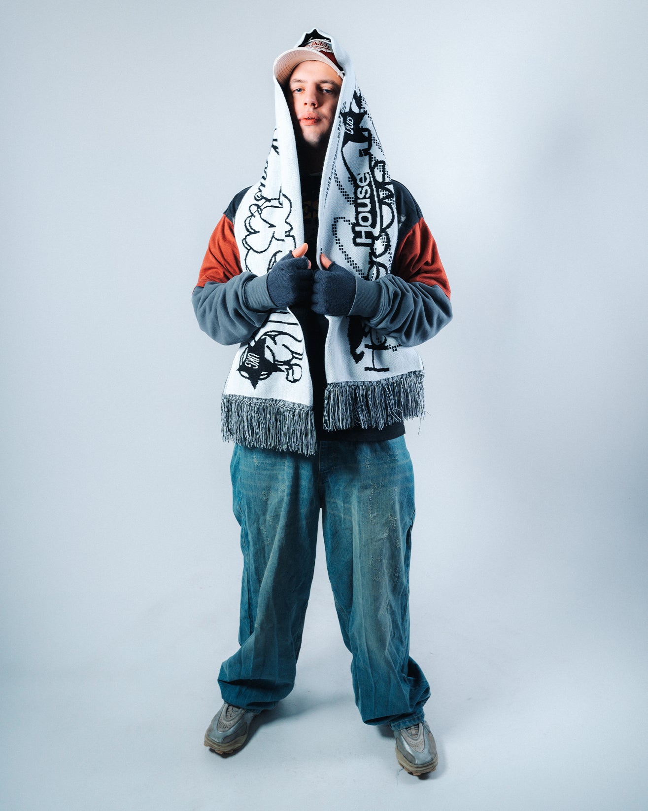 Schwarz-weißer Schal mit Polyamor-Logo – Streetwear vom Trance- und Bounce-Label Polyamor Berlin