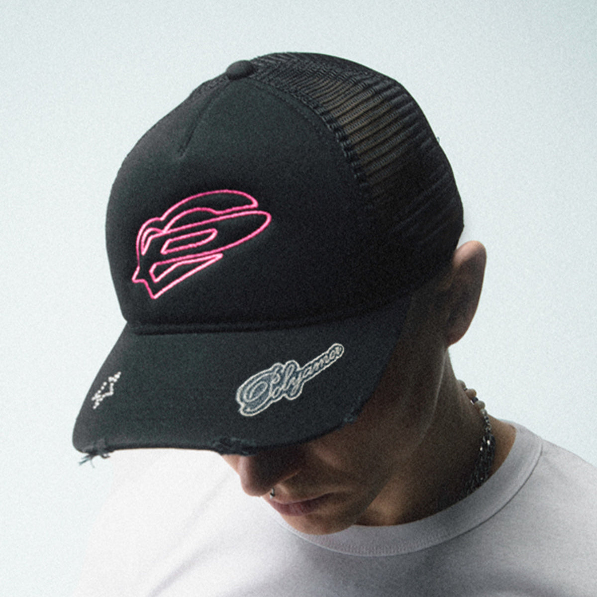 Schwarze Distressed Trucker Cap mit gesticktem Polyamor-Logo – Streetwear vom Trance- und Bounce-Label Polyamor Berlin