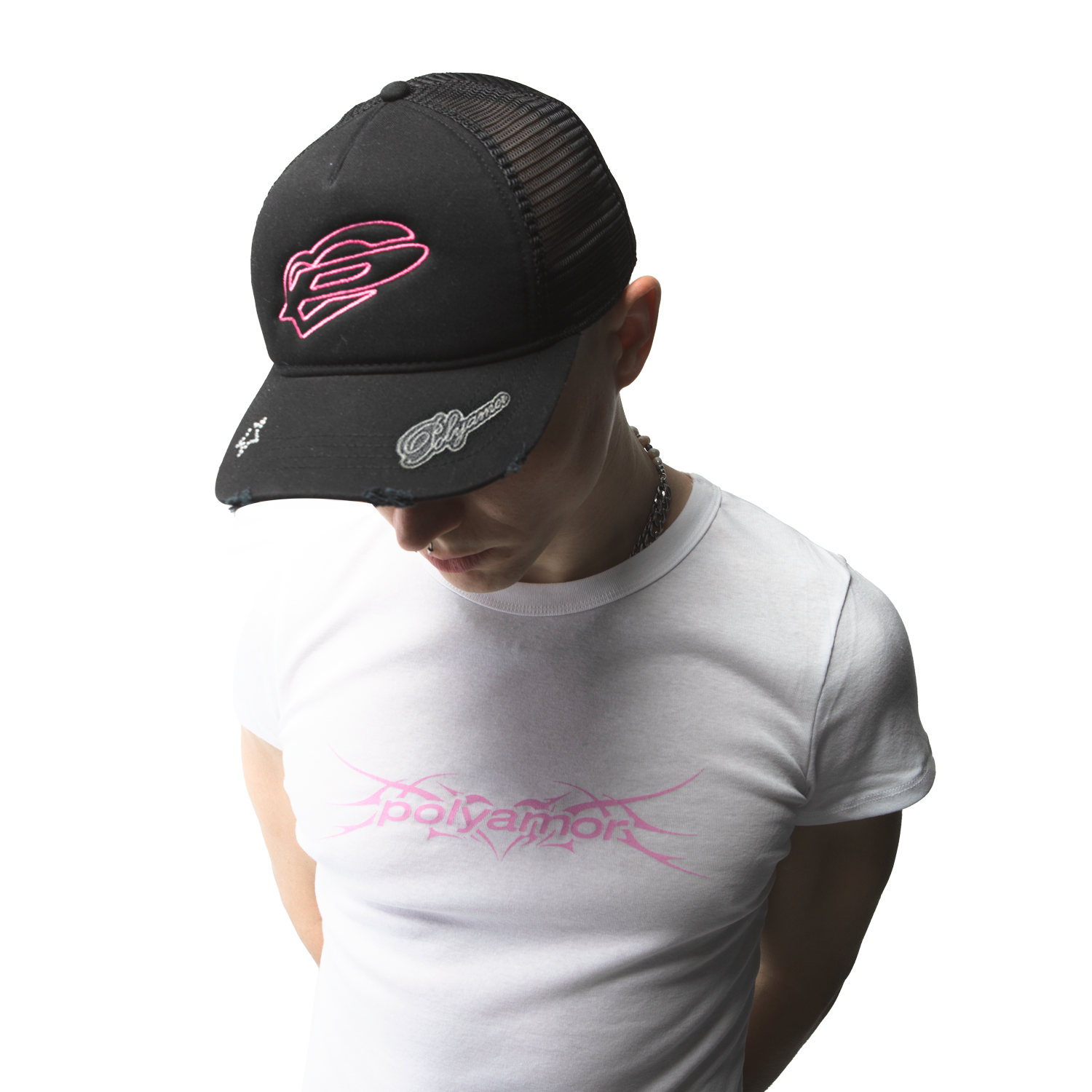 Schwarze Distressed Trucker Cap mit gesticktem Polyamor-Logo – Streetwear vom Trance- und Bounce-Label Polyamor Berlin